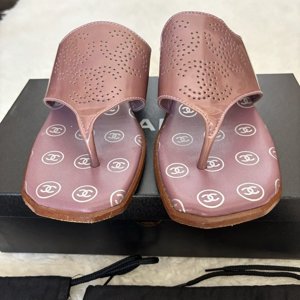 Chanel CC Logo Interlocking Purple Patent Leather Thong Sandals EU 37.5